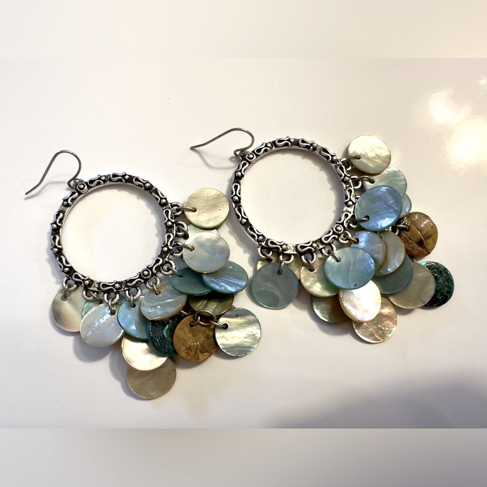 Dangle earrings with boho chic!